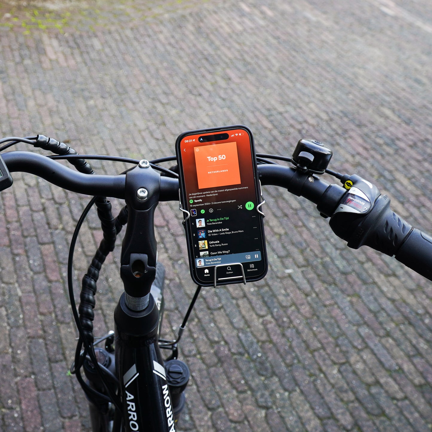muziek luisteren tijdens fietsen met een houder