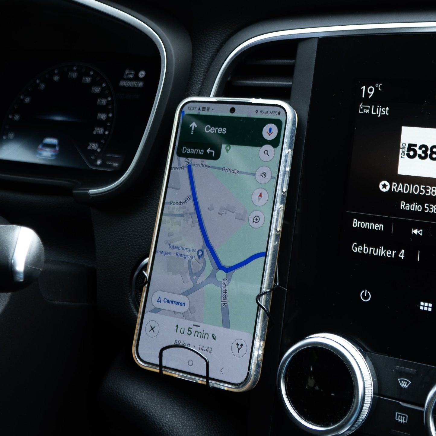 telefoonhouder voor in de auto met navigatie